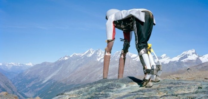 Thomas Thwaites: el londinense que se cansó de su vida de humano y se convirtió en cabra