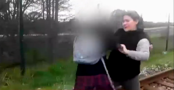 Madre le propina feroz golpiza a escolar que supuestamente molestaba a su hija