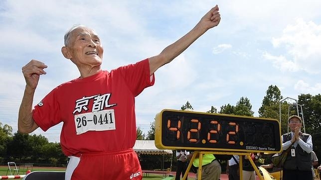 Bisabuelo sorprende al terminar carrera de 100 metros planos a sus 105 años