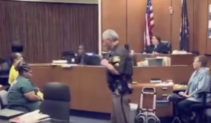 Padre desolado golpeó al asesino de su hijo en pleno juicio