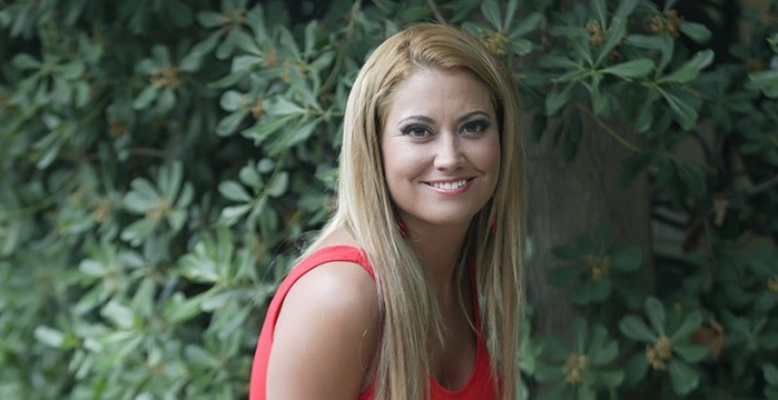 Denisse Campos se la jugó con destapado y sensual show en club nocturno