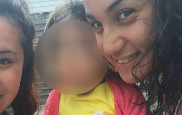 El insólito antojo de una mujer embarazada: Disfruta oler y masticar detergente en polvo