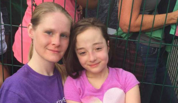 Madre de niña discapacitada halla cruel nota en su auto al volver de comprar