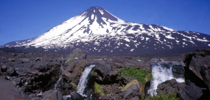 Carabineros espera rescatar a dos turistas lesionados en volcán Antuco