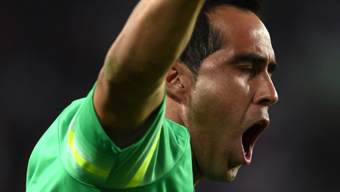 ¡El ofuscado berrinche de Bravo al ingresar a camarines tras vencer a Perú!