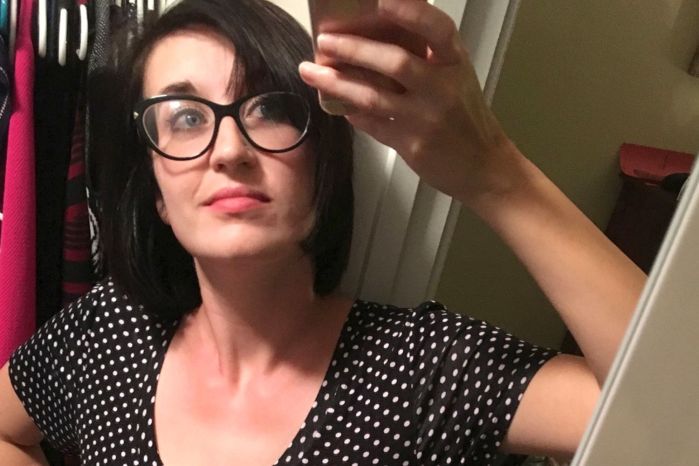 Mujer revela crudas fotos de sus pechos tras radioterapia para superar un cáncer