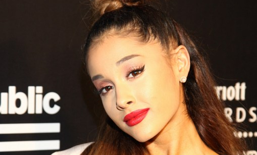 Ariana Grande remece Instagram con alocado beso en la boca a una amiga