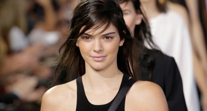 Sin polera y toda mojada: Así posó Kendall Jenner para osada sesión fotográfica