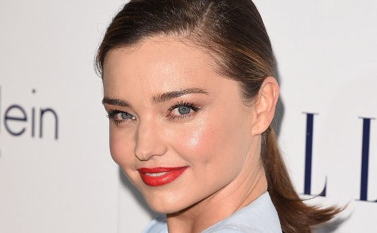 Ex ángel de Victoria's Secret mató en evento con su trabajado abdomen