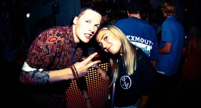 Por este sencillo tatuaje un turista fue atacado en India: Amenazaron con cortarlo