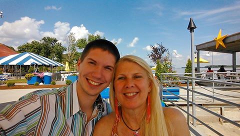 Le envió mensajes de texto a un extraño por error y terminaron casándose