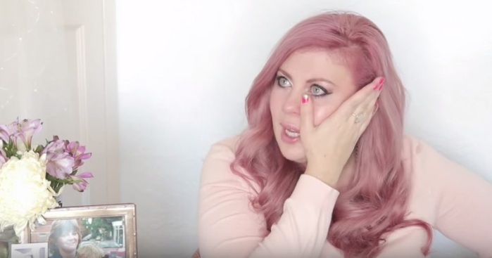 El sensible motivo por el que esta bloguera tiñó su pelo de color rosa pastel