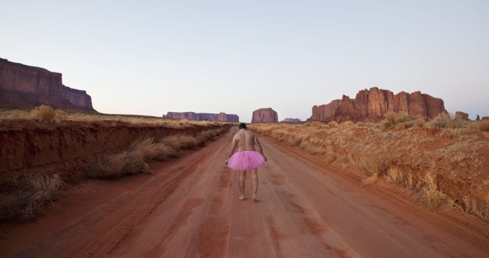 El conmovedor motivo por el que este hombre se retrató usando un tutú rosa