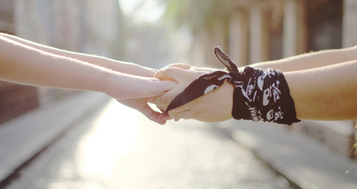 La sencilla palabra que siempre dices y que podría acabar con tus amistades