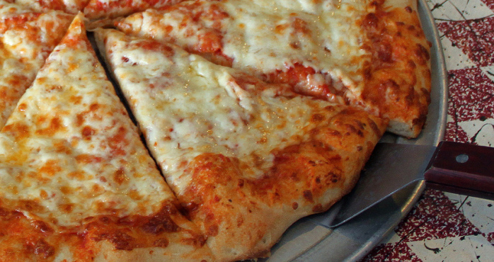 Fieles en iglesia pidieron pizza: Repartidora no podía creer su propina