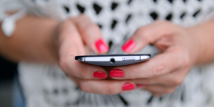 Niño se cansó de que su mamá se lo pasara en el celular y así la 