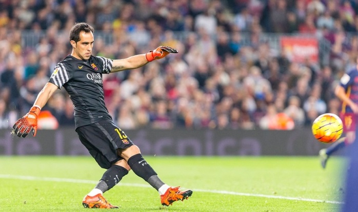 Barcelona triunfó en La Liga con Bravo de titular y triplete de Suárez