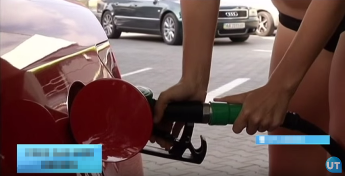 Servicentro regala bencina a clientas que lleguen con bikini en Ucrania