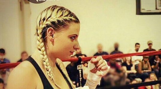 El incómodo drama de luchadora por culpa de su busto de 5 kilos