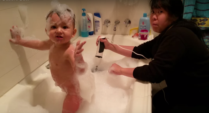 Indignación contra madre que introduce aparato eléctrico en tina de su bebé