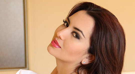 ¡De miedo! El sexy cuerpo pintado de Halloween de musa de 