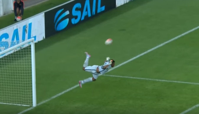 Portero de liga sudafricana realizó espectacular despeje con la técnica del 