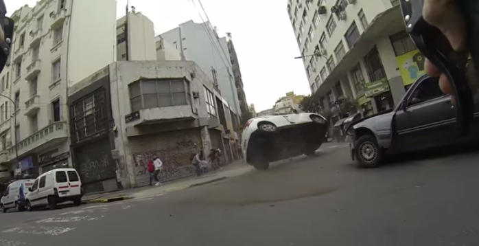 Ciclista filma momento exacto de violento choque y vuelco de autos