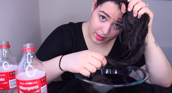 Bloguera lavó su pelo con Coca-Cola y este fue el inesperado resultado
