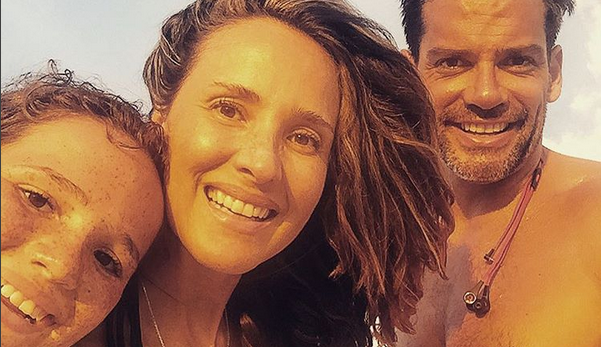 Foto revela el impresionante parecido de Angélica Castro y su hija