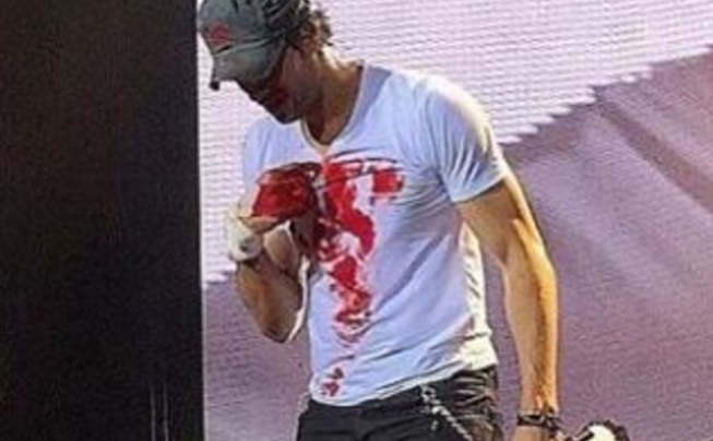 Enrique Iglesias vende réplicas de su polera ensangrentada para ayudar a niños