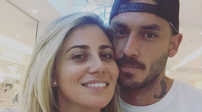 Esposa de Pinilla muestra con divertida foto las diferencias de ambos al peinar a hijos