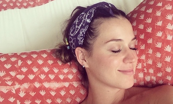 La particular llegada de Katy Perry a Uruguay: Así de desaliñada se bajó del avión