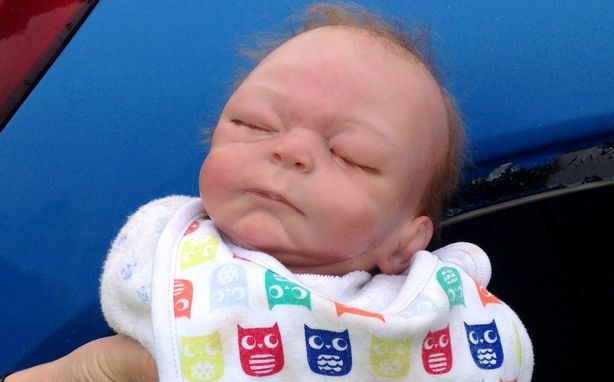 Policías forzaron auto para rescatar a un bebé: Lo que hallaron los impactó