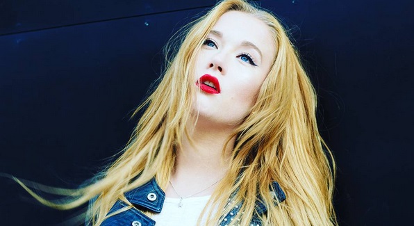 Vesta Lugg rompe corazones en Instagram besando a misterioso galán en festival