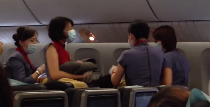 Aerolínea demandará a mujer que dio a luz en uno de sus vuelos