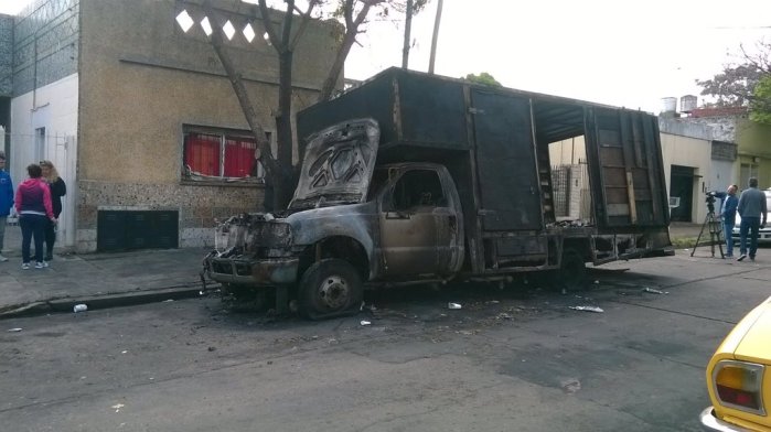 De película: Vecino quemó vehículo que tapaba la entrada de su casa