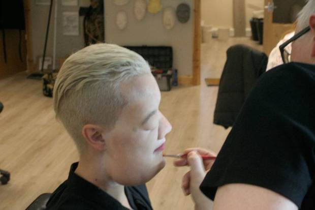 Artista creía tener un tumor en la cara debido a trastorno: Así lo superó