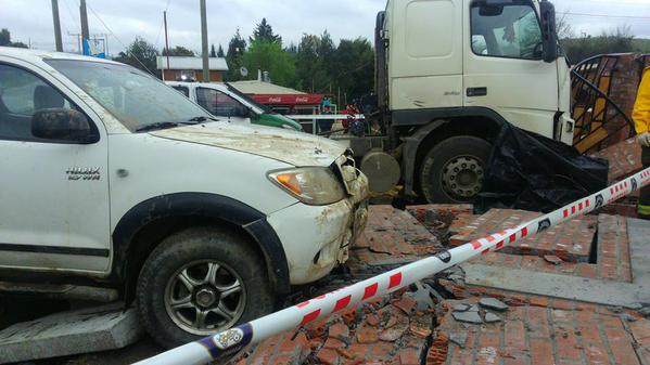 Dos mujeres murieron aplastadas tras colisión entre camioneta y camión en Ñipas