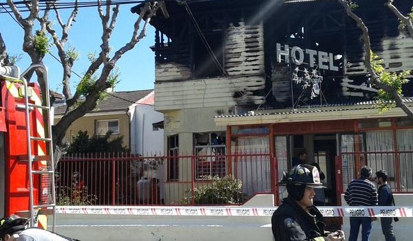 Incendio consumió segundo piso de céntrico hotel de Viña del Mar
