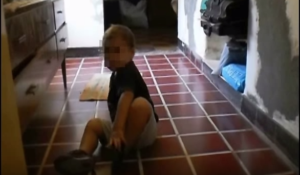 Madre graba a una terrorífica criatura corriendo al lado de su bebé