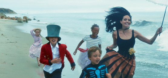 Familia de Angelina Jolie y Brad Pitt protagonizan nueva edición de la revista Vogue