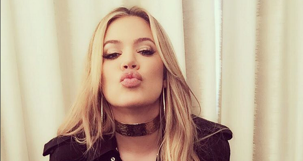 Khloé Kardashian se burla de su hermana Kourtney mostrándola en íntima práctica en el baño