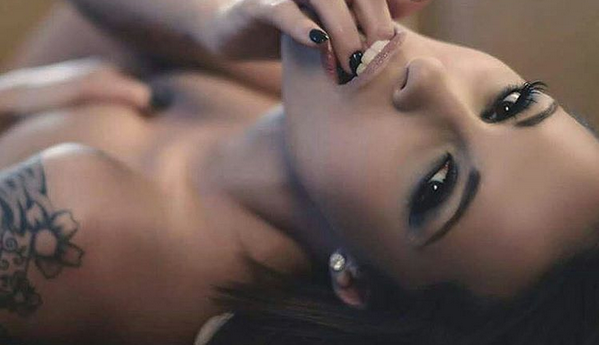 Estudiante invitó a estrella porno a cena universitaria: Así reaccionaron sus compañeros