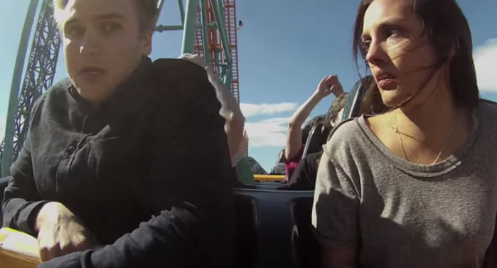 ¿Lo harías? Joven termina entre gritos con su novia sobre montaña rusa