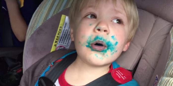 Tierno niño niega haber comido cupcakes, pero un evidente rastro lo delata