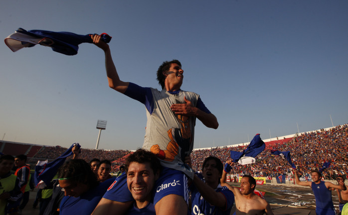 Rivarola responde con irónico tuit a hincha albo que lo trató de 