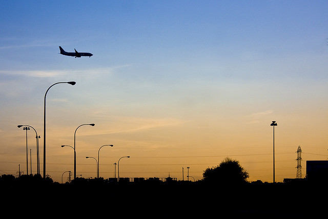 ¡De película! Avión pierde parte de un ala en pleno vuelo
