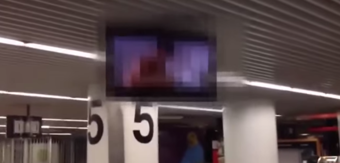 Reproducen película porno a todo volumen en aeropuerto por error