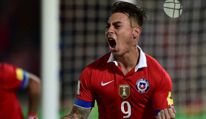 El castigo que arriesga Vargas por gestos obscenos en Uruguay: Sampaoli sufriría