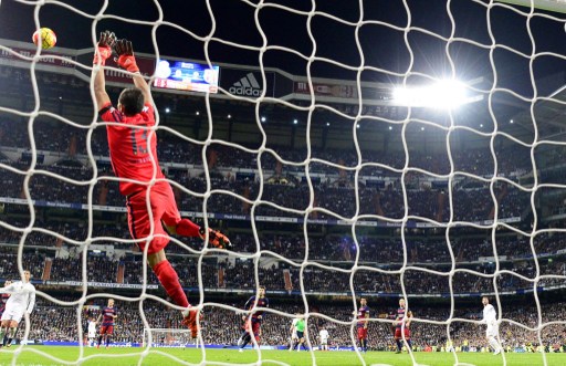 Revisa las mejores tapadas de Claudio Bravo en el clásico del Barcelona ante Real Madrid